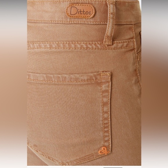 Dittos Light Brown Jeans
Dittos Jessica Mid-Rise Nutmeg Brown Jeggings
Size 26 - Picture 3 of 13